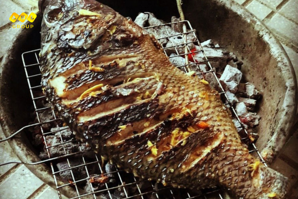Cá rô phi nướng riềng sả than hoa trên vỉ